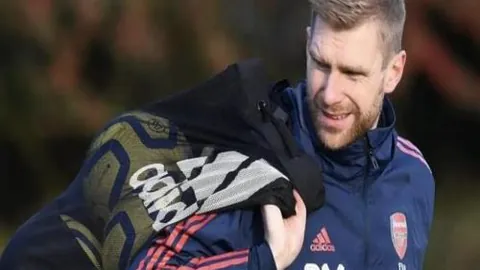 远藤航助德甲球队获点球，吉拉西轻松一击得分