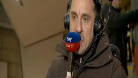 《利物浦传奇时刻！萨拉赫赛后绕场致谢，球迷深情告别场面感人》